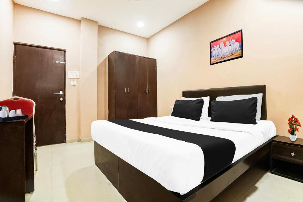 Postel nebo postele na pokoji v ubytování Super Hotel O Hingna Road Near Rachana Metro Station
