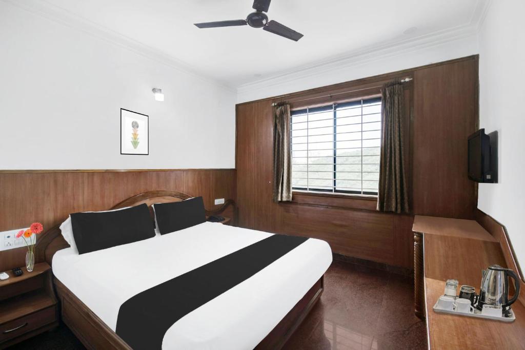 Postel nebo postele na pokoji v ubytování Super Townhouse Mysore City Centre Formerly Hotel Mahendra