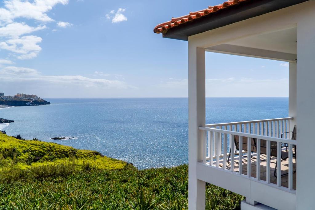 einem Balkon mit Meerblick von einem Haus in der Unterkunft Villa Irene in Funchal