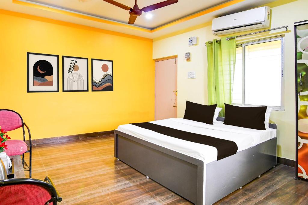Postel nebo postele na pokoji v ubytování Super Hotel O Daspara Kolkata Formerly Laxmi Guest House