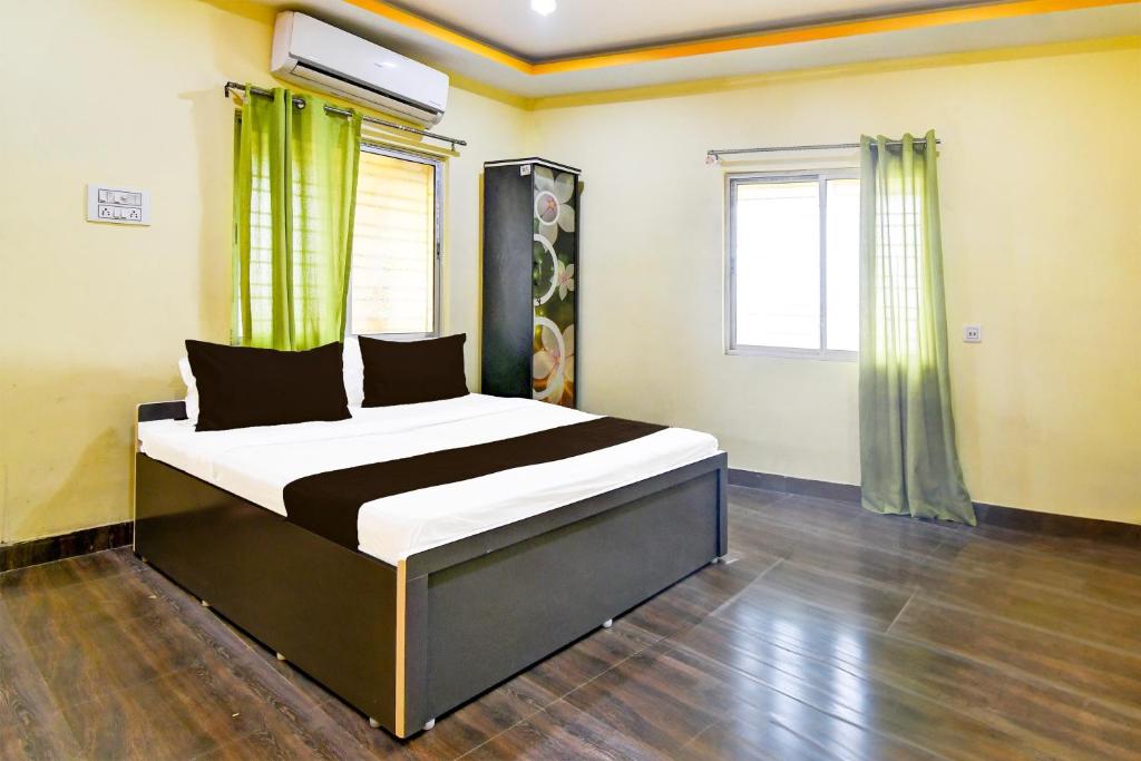 Postel nebo postele na pokoji v ubytování Super Hotel O Daspara Kolkata Formerly Laxmi Guest House