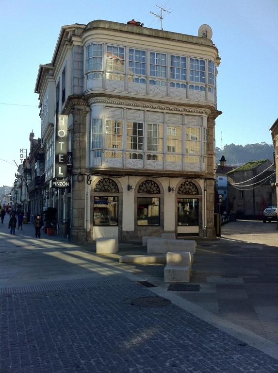 duży budynek przy ulicy miejskiej w obiekcie Hotel Pinzon w mieście Baiona