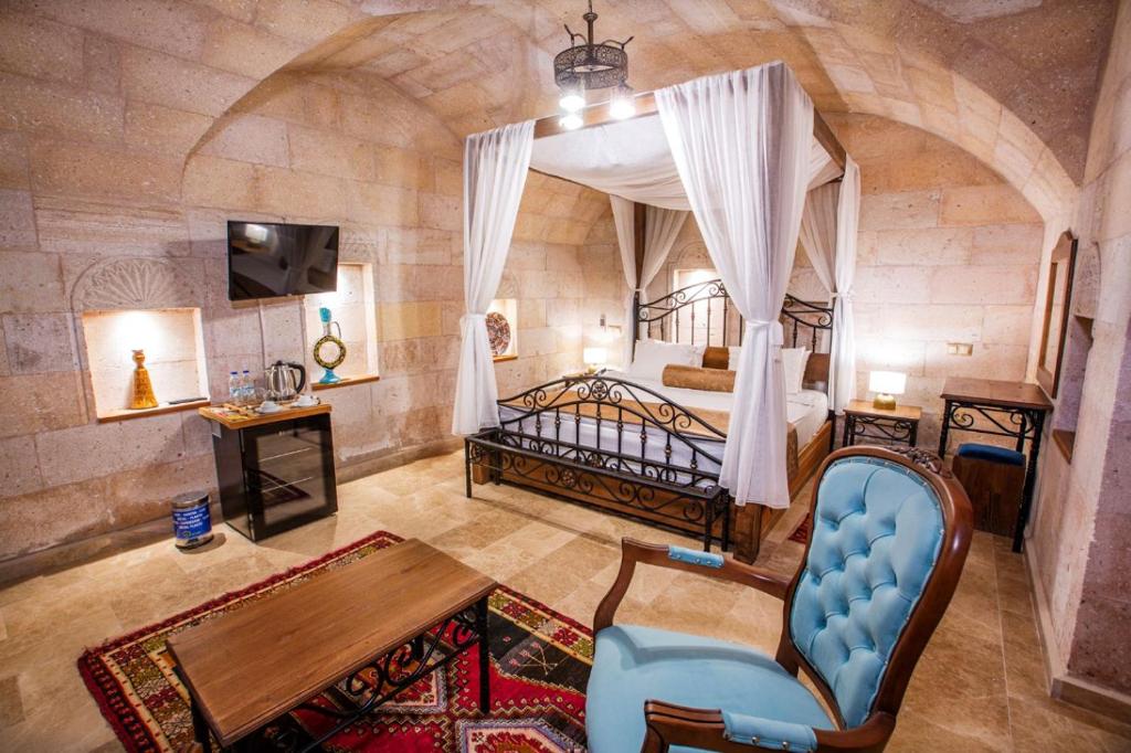 TV a/nebo společenská místnost v ubytování Caldera Cave Hotel