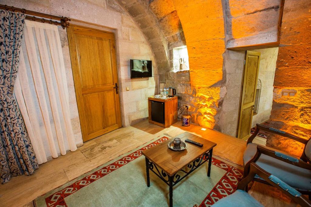 TV a/nebo společenská místnost v ubytování Caldera Cave Hotel