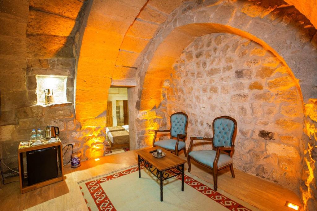 Posezení v ubytování Caldera Cave Hotel