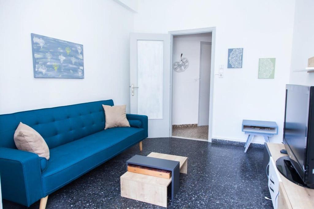 TV a/nebo společenská místnost v ubytování Piraeus 1 Bd Cosy Apt with Balcony
