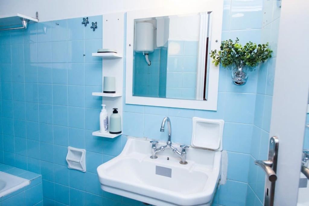 Koupelna v ubytování Piraeus 1 Bd Cosy Apt with Balcony
