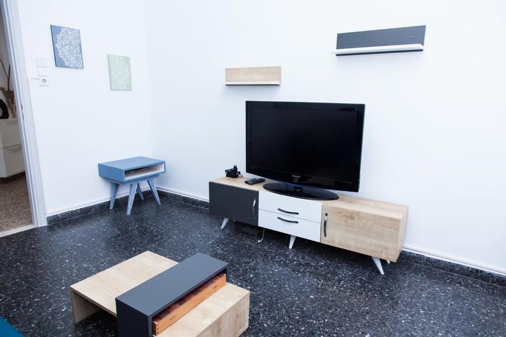 TV a/nebo společenská místnost v ubytování Piraeus 1 Bd Cosy Apt with Balcony