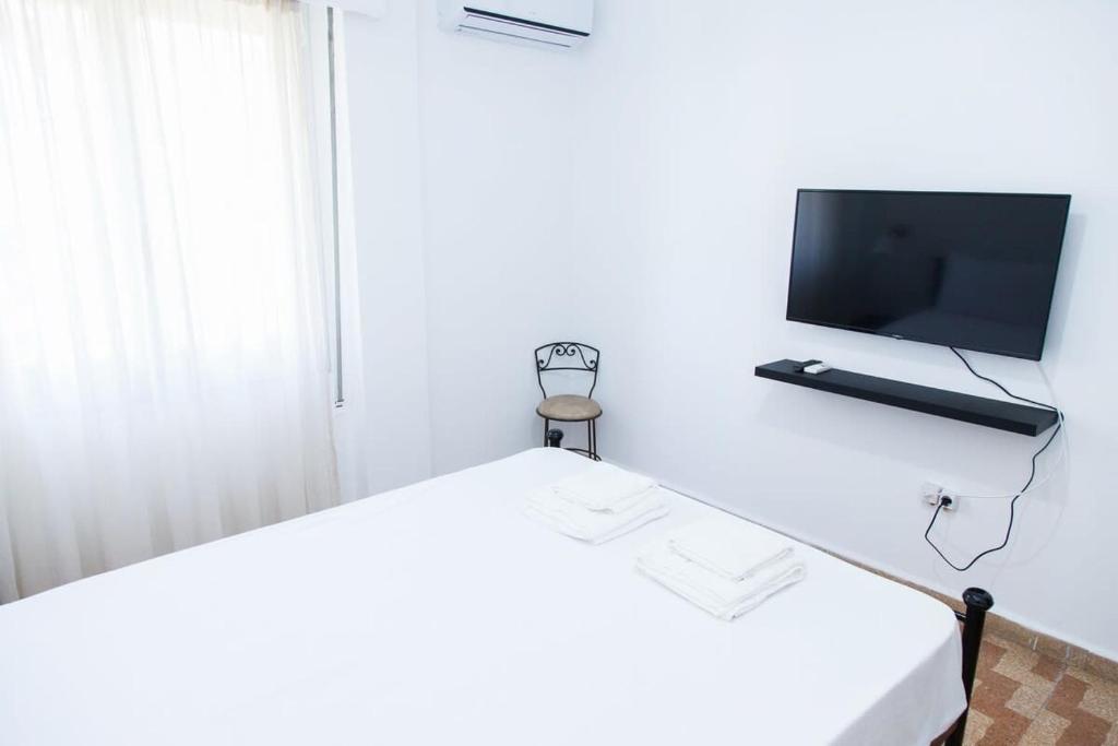 TV a/nebo společenská místnost v ubytování Piraeus 1 Bd Cosy Apt with Balcony
