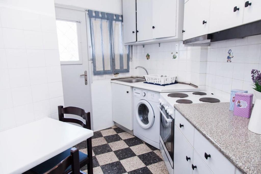 Kuchyň nebo kuchyňský kout v ubytování Piraeus 1 Bd Cosy Apt with Balcony