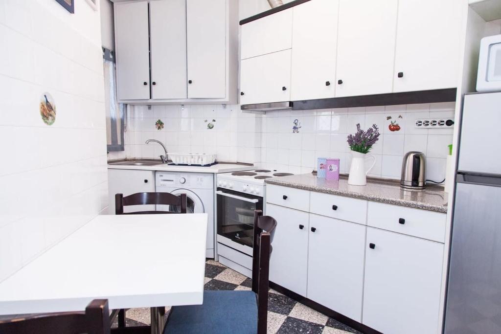 Kuchyň nebo kuchyňský kout v ubytování Piraeus 1 Bd Cosy Apt with Balcony