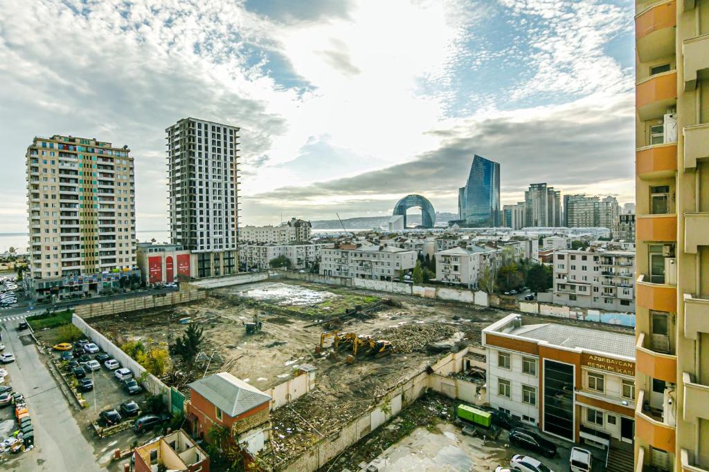 una vista aérea de una ciudad con edificios altos en Luxury Apartments on Centre, en Baku