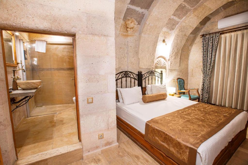 Postel nebo postele na pokoji v ubytování Caldera Cave Hotel
