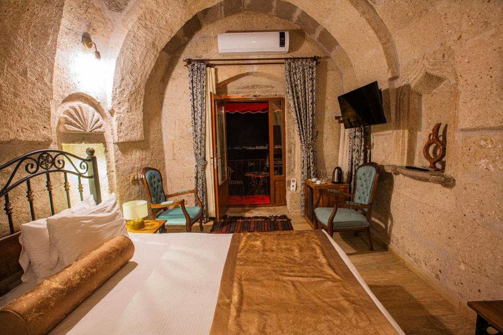 Postel nebo postele na pokoji v ubytování Caldera Cave Hotel