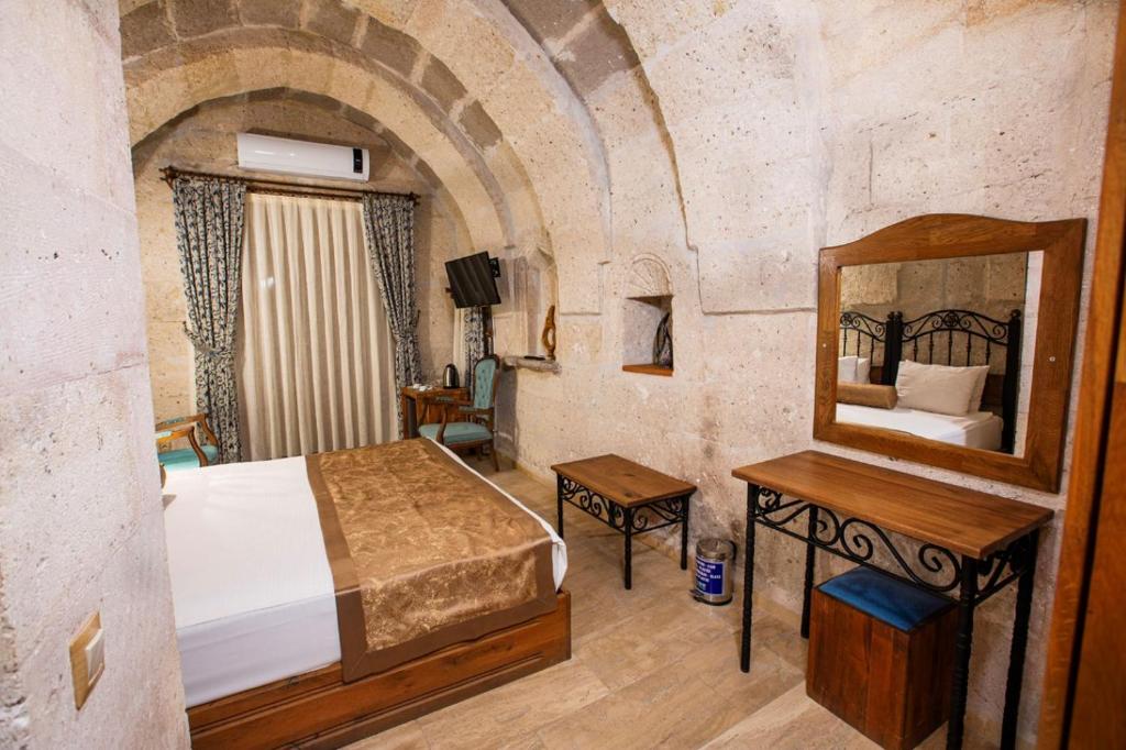 Postel nebo postele na pokoji v ubytování Caldera Cave Hotel