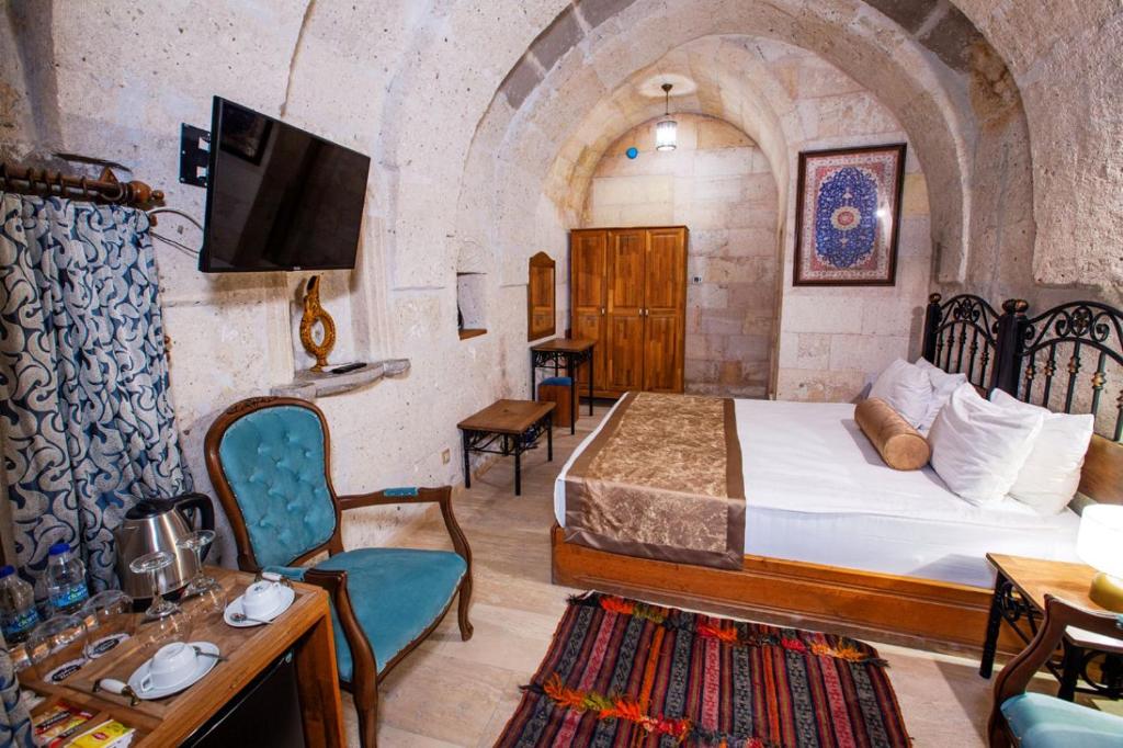 TV a/nebo společenská místnost v ubytování Caldera Cave Hotel