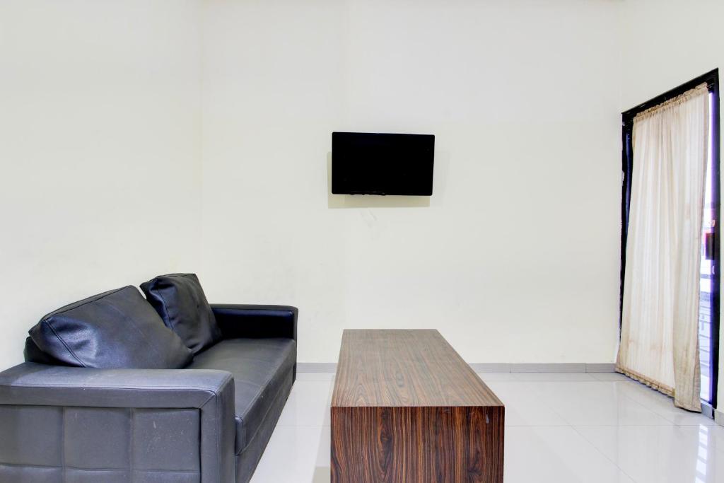 TV a/nebo společenská místnost v ubytování Hotel O Pogung Near Near Ugm Formerly Maleo Residence