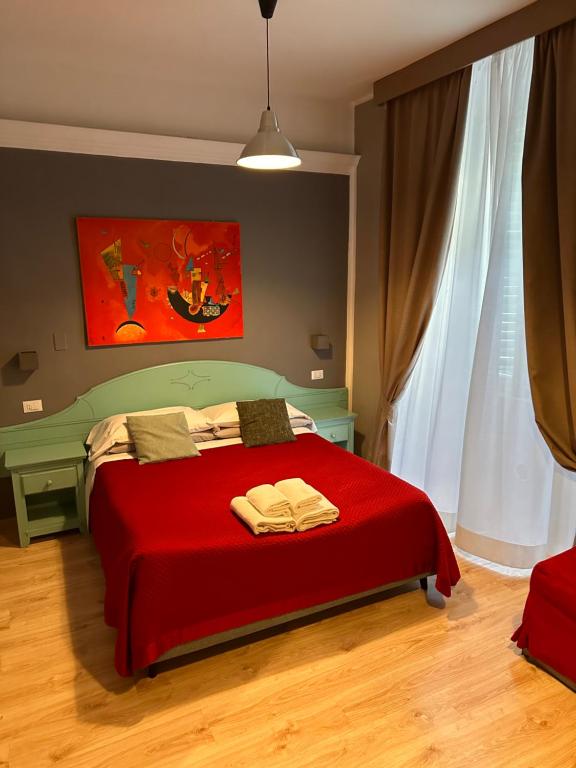 Una cama o camas en una habitación de Cicerone Guest House