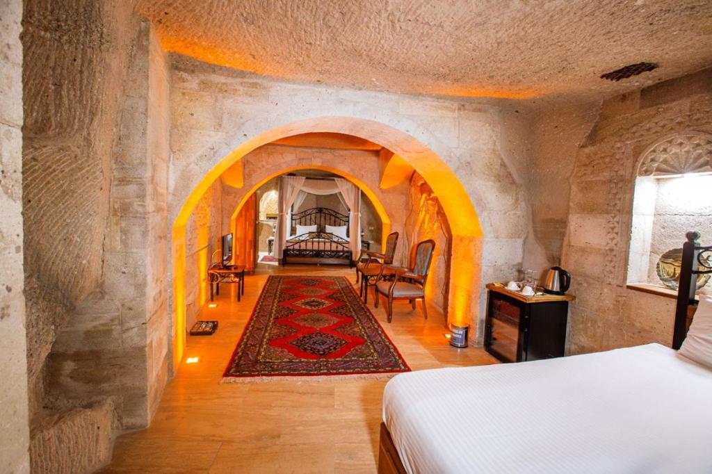 Postel nebo postele na pokoji v ubytování Caldera Cave Hotel