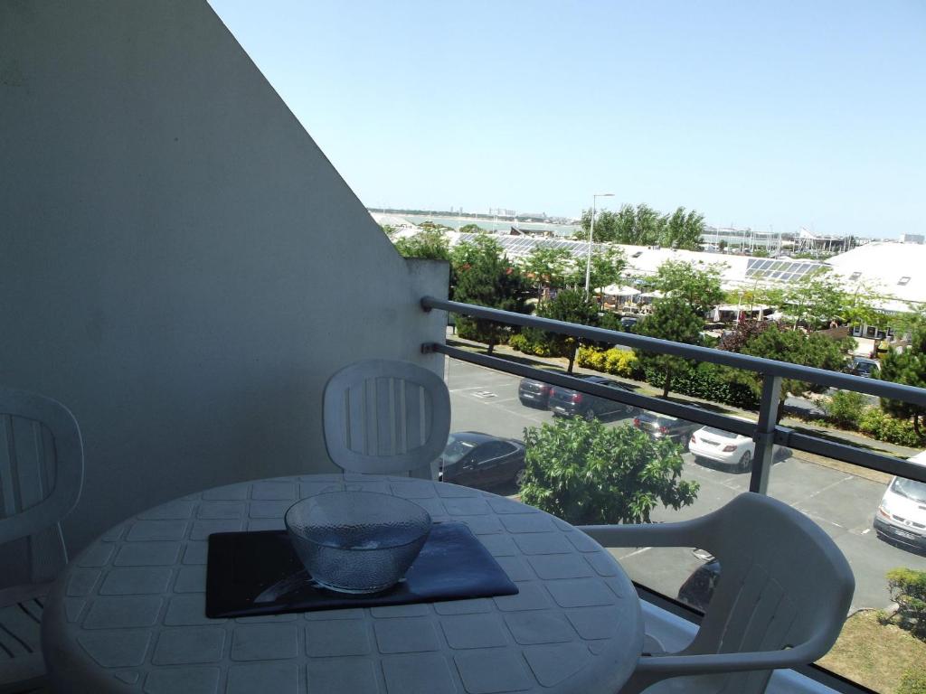 un bol en verre sur une table sur un balcon dans l'établissement Studio cosy à La Rochelle avec balcon et parking privé - FR-1-551-52, à La Rochelle