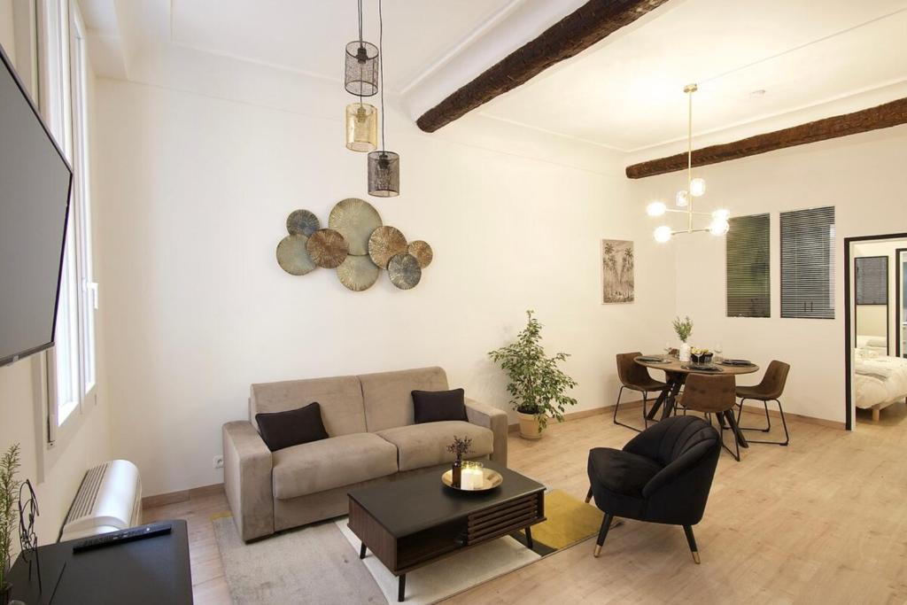 un salon avec un canapé et une table dans l'établissement 06R - Nice modern apartment - Vieux Nice, à Nice