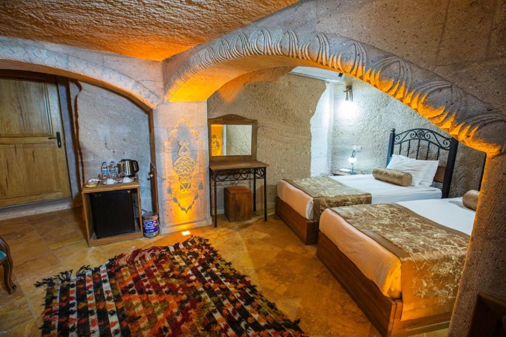 Postel nebo postele na pokoji v ubytování Caldera Cave Hotel