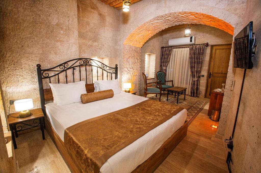 Postel nebo postele na pokoji v ubytování Caldera Cave Hotel