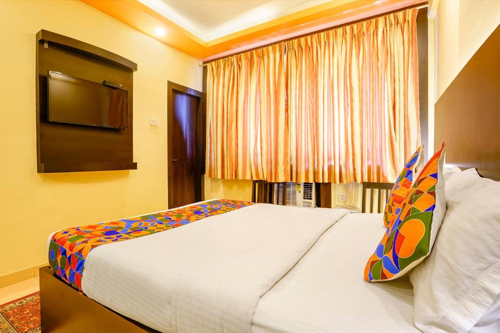 Postel nebo postele na pokoji v ubytování Fabhotel Manoshanti - Nr Big Daddy Casino