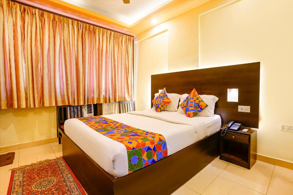Postel nebo postele na pokoji v ubytování Fabhotel Manoshanti - Nr Big Daddy Casino