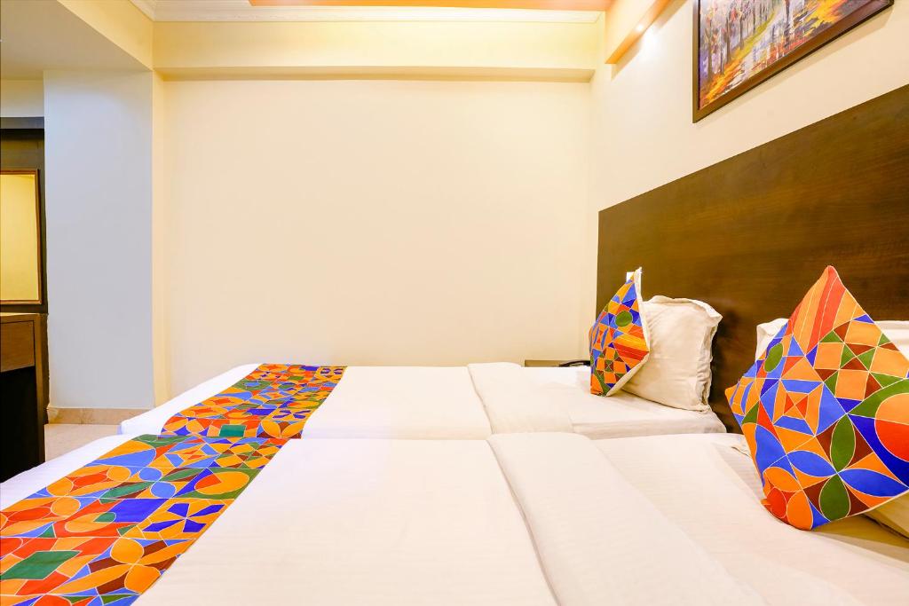 Postel nebo postele na pokoji v ubytování Fabhotel Manoshanti - Nr Big Daddy Casino