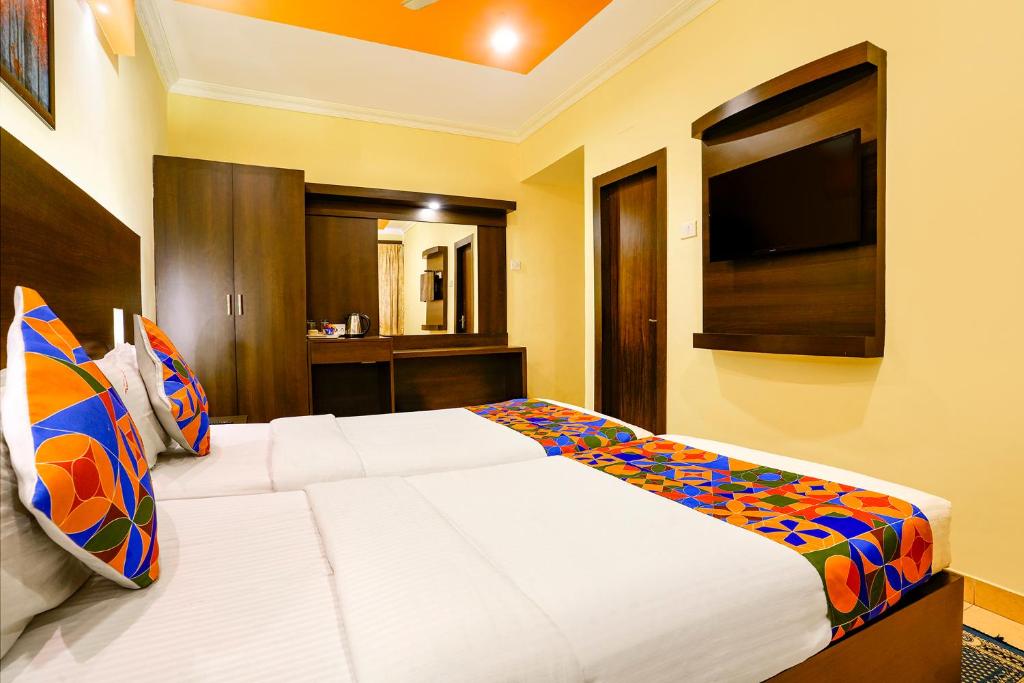 Postel nebo postele na pokoji v ubytování Fabhotel Manoshanti - Nr Big Daddy Casino