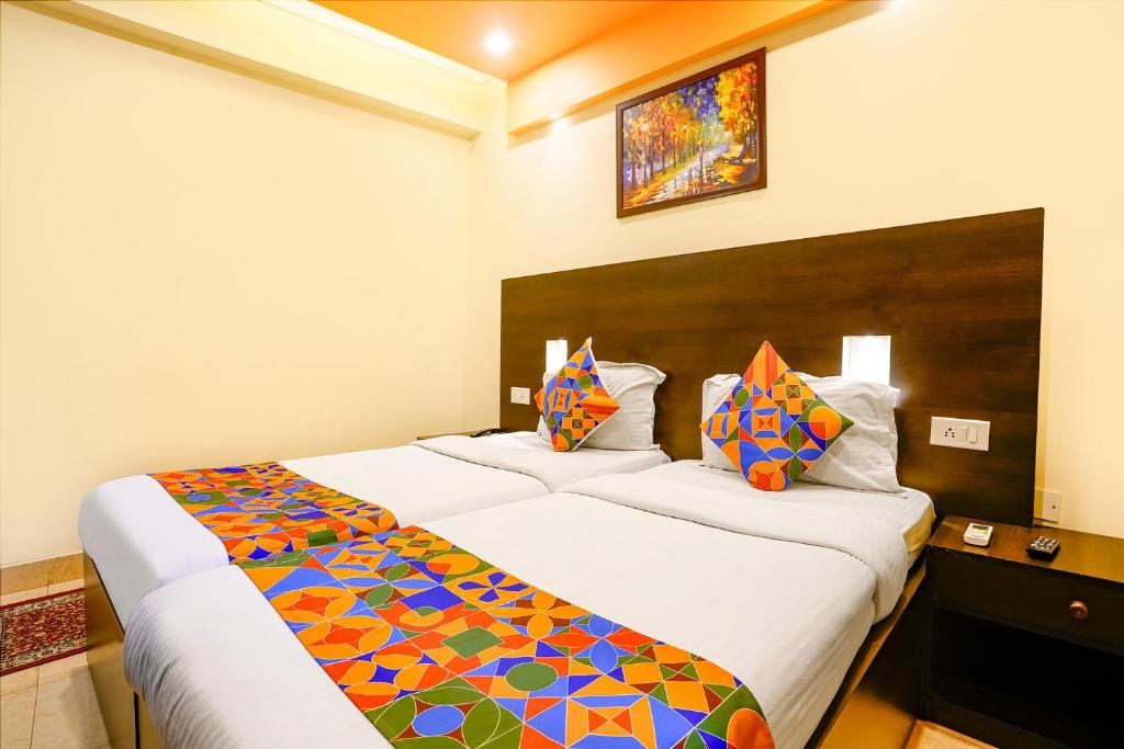 Postel nebo postele na pokoji v ubytování Fabhotel Manoshanti - Nr Big Daddy Casino