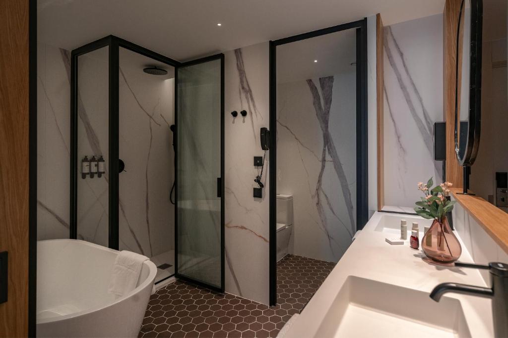 A bathroom at Vincci Maritimo