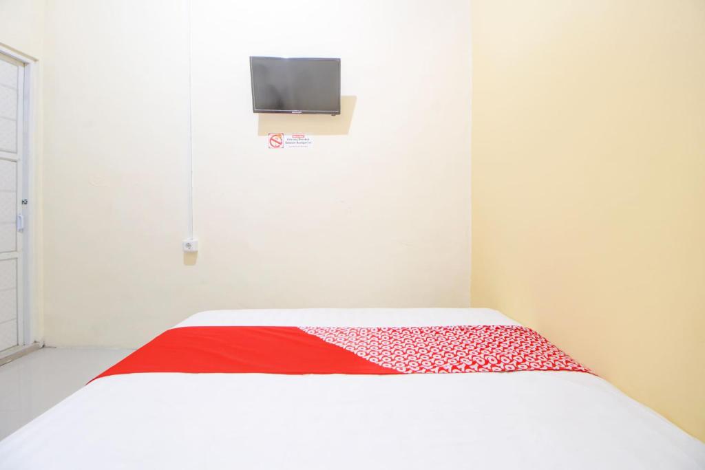 Postel nebo postele na pokoji v ubytování Hotel O Alun-Alun Purwokerto Near Gor Satria Purwokerto Formerly Guest House Blessing