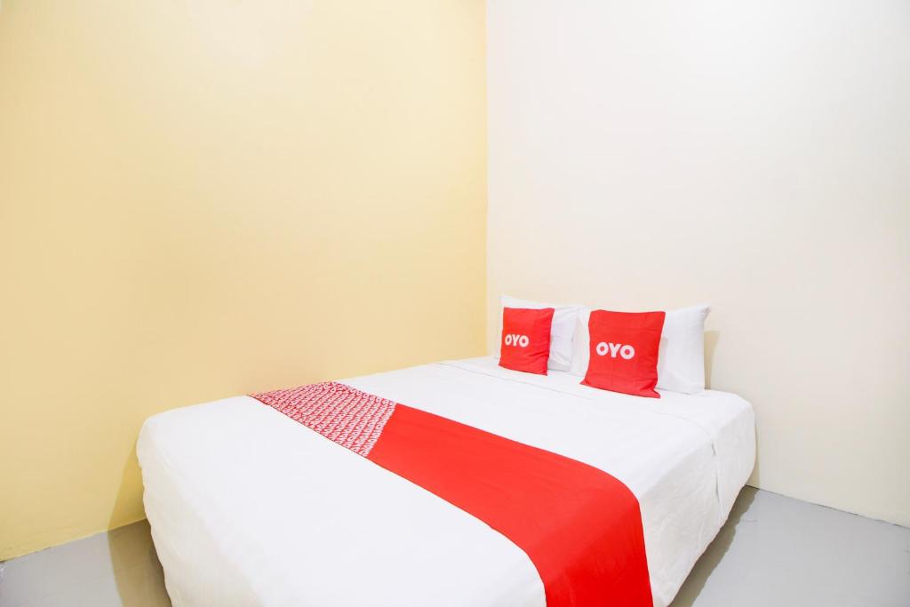 Postel nebo postele na pokoji v ubytování Hotel O Alun-Alun Purwokerto Near Gor Satria Purwokerto Formerly Guest House Blessing