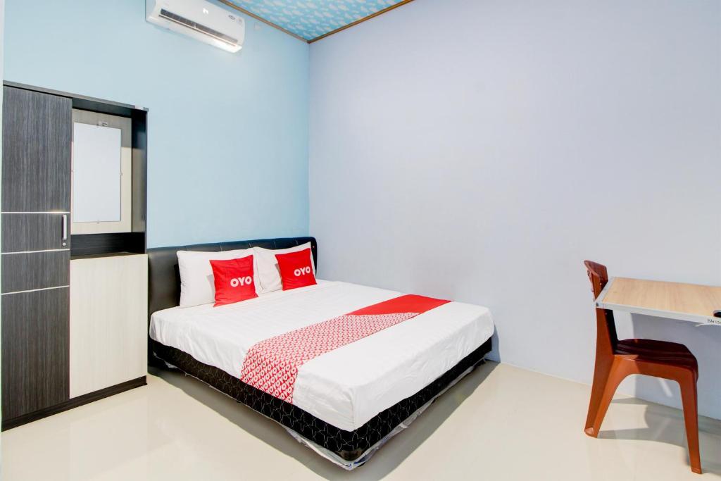 Postel nebo postele na pokoji v ubytování Hotel O Alun-Alun Purwokerto Near Gor Satria Purwokerto Formerly Guest House Blessing