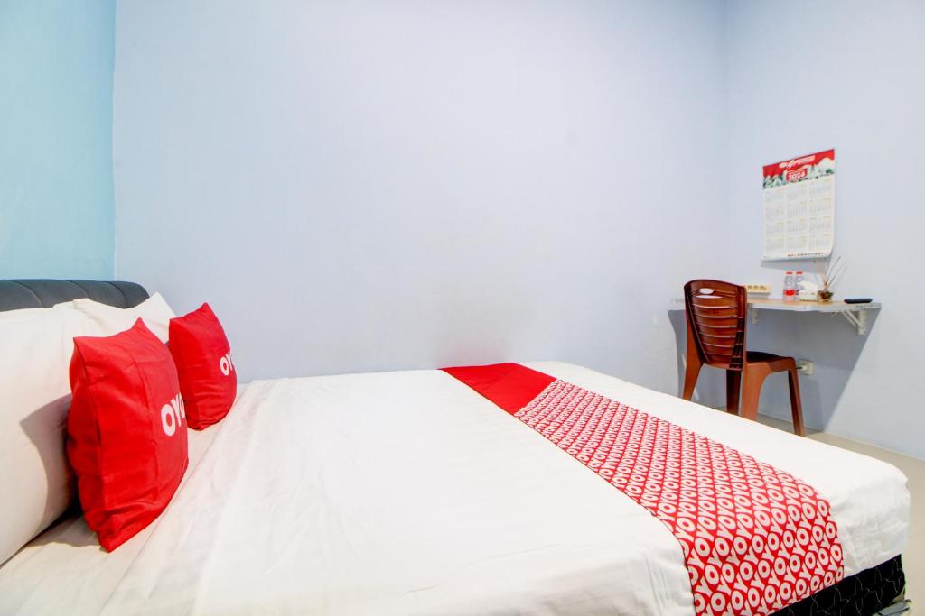 Postel nebo postele na pokoji v ubytování Hotel O Alun-Alun Purwokerto Near Gor Satria Purwokerto Formerly Guest House Blessing