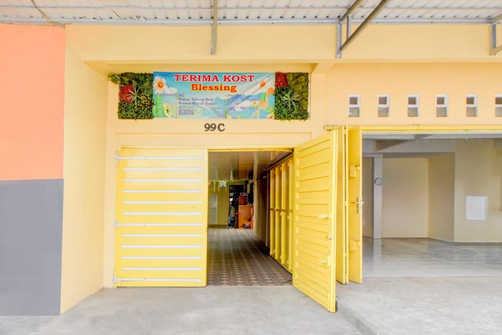Fotografie z fotogalerie ubytování Hotel O Alun-Alun Purwokerto Near Gor Satria Purwokerto Formerly Guest House Blessing v destinaci Purwokerto