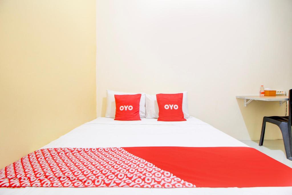 Postel nebo postele na pokoji v ubytování Hotel O Alun-Alun Purwokerto Near Gor Satria Purwokerto Formerly Guest House Blessing