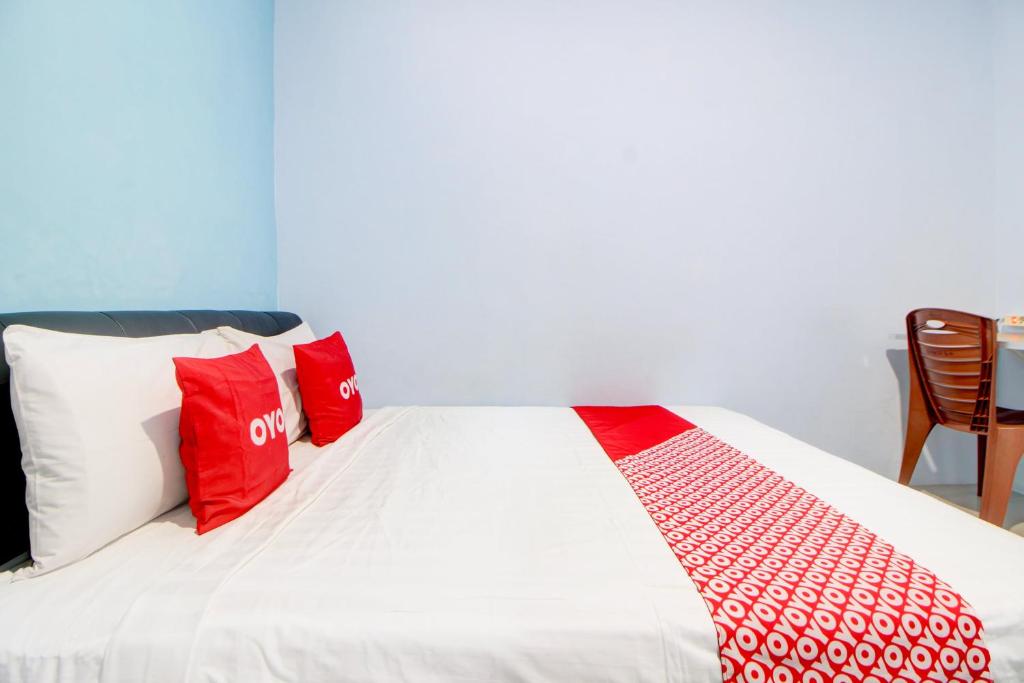 Postel nebo postele na pokoji v ubytování Hotel O Alun-Alun Purwokerto Near Gor Satria Purwokerto Formerly Guest House Blessing