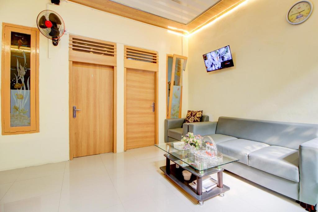 TV a/nebo společenská místnost v ubytování Hotel O Alun-Alun Purwokerto Near Gor Satria Purwokerto Formerly Guest House Blessing