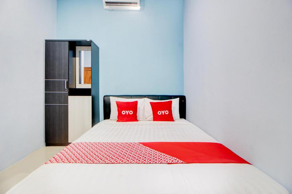 Postel nebo postele na pokoji v ubytování Hotel O Alun-Alun Purwokerto Near Gor Satria Purwokerto Formerly Guest House Blessing