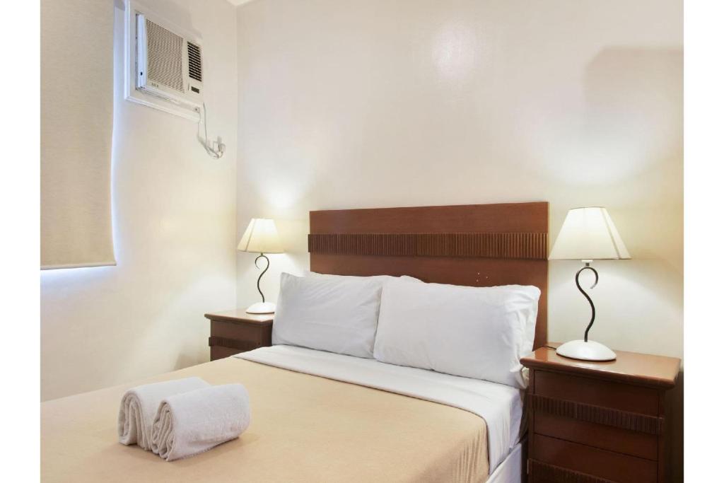 Postel nebo postele na pokoji v ubytování Townhouse OAK Metro Manila Near Osmena Highway PNR Pasay formerly Avitel Hotel