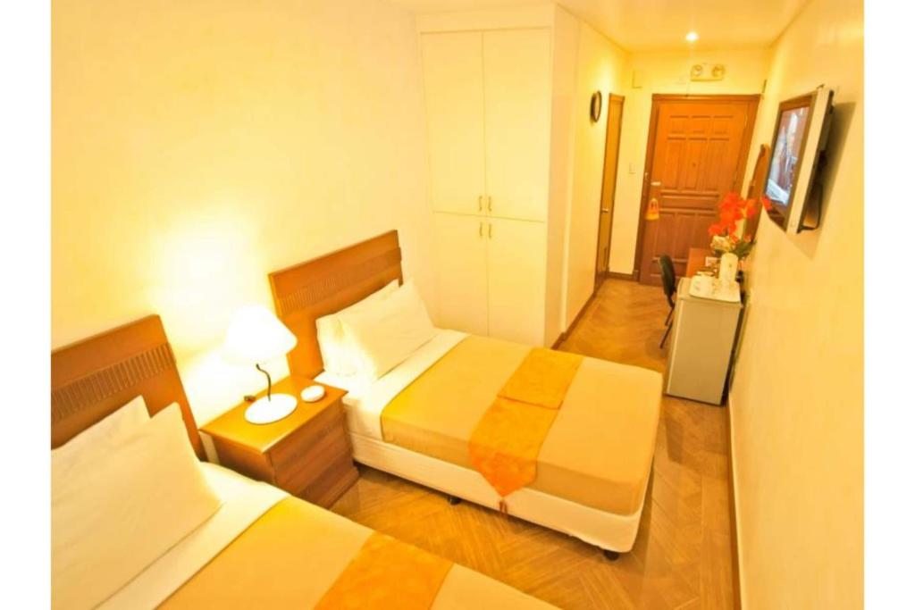 Postel nebo postele na pokoji v ubytování Townhouse OAK Metro Manila Near Osmena Highway PNR Pasay formerly Avitel Hotel