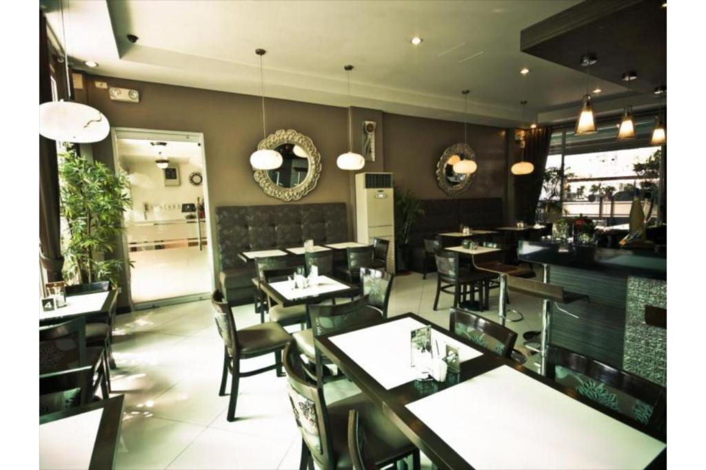 Restaurace v ubytování Townhouse OAK Metro Manila Near Osmena Highway PNR Pasay formerly Avitel Hotel