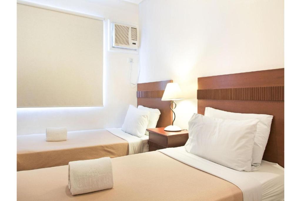 Postel nebo postele na pokoji v ubytování Townhouse OAK Metro Manila Near Osmena Highway PNR Pasay formerly Avitel Hotel
