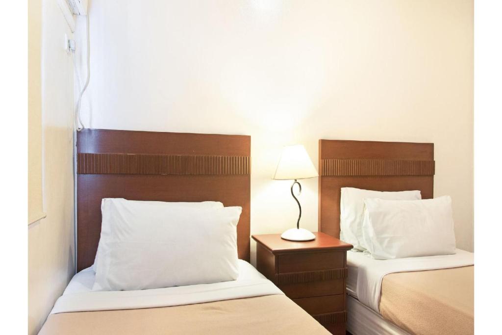 Postel nebo postele na pokoji v ubytování Townhouse OAK Metro Manila Near Osmena Highway PNR Pasay formerly Avitel Hotel