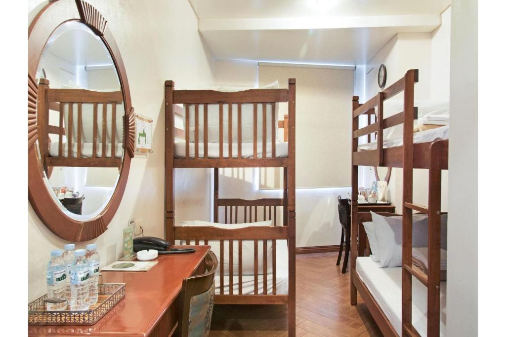 Postel nebo postele na pokoji v ubytování Townhouse OAK Metro Manila Near Osmena Highway PNR Pasay formerly Avitel Hotel
