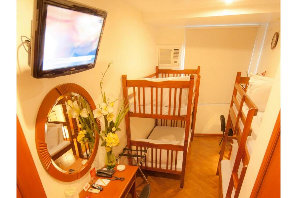 TV a/nebo společenská místnost v ubytování Townhouse OAK Metro Manila Near Osmena Highway PNR Pasay formerly Avitel Hotel