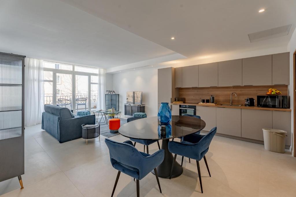 une cuisine et un salon avec une table et des chaises dans l'établissement Le Balcon du Vieux-Port, à Marseille